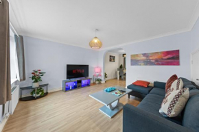 ComfortStay Homes - Modern 3-Bedroom Detached House with Ensuite Room, Stylish Living Area and Free Parking, Close to Town Centre